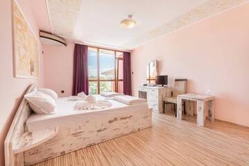 Фото номера Двухместный номер с 1 кроватью и балконом Отель Akladi Family Hotel г. Черноморец 13