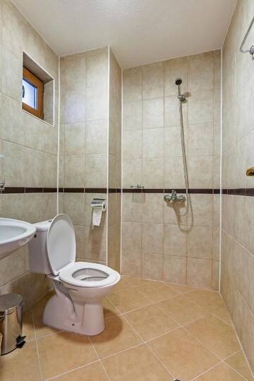 Фото номера Двухместный номер с 1 кроватью и балконом Отель Akladi Family Hotel г. Черноморец 3