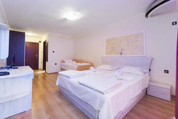 Фото номера Трехместный номер с балконом Отель Akladi Family Hotel г. Черноморец 2